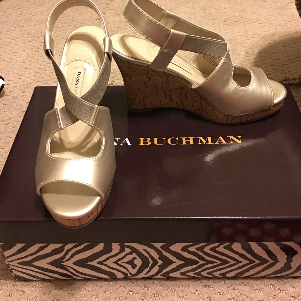 Cute wedge sandal with elastic for added comfort.
